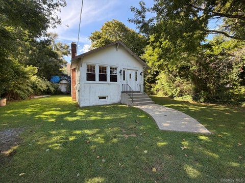 Homes For Sale - 6 Bridle Way<br/> Oakdale, NY 11769