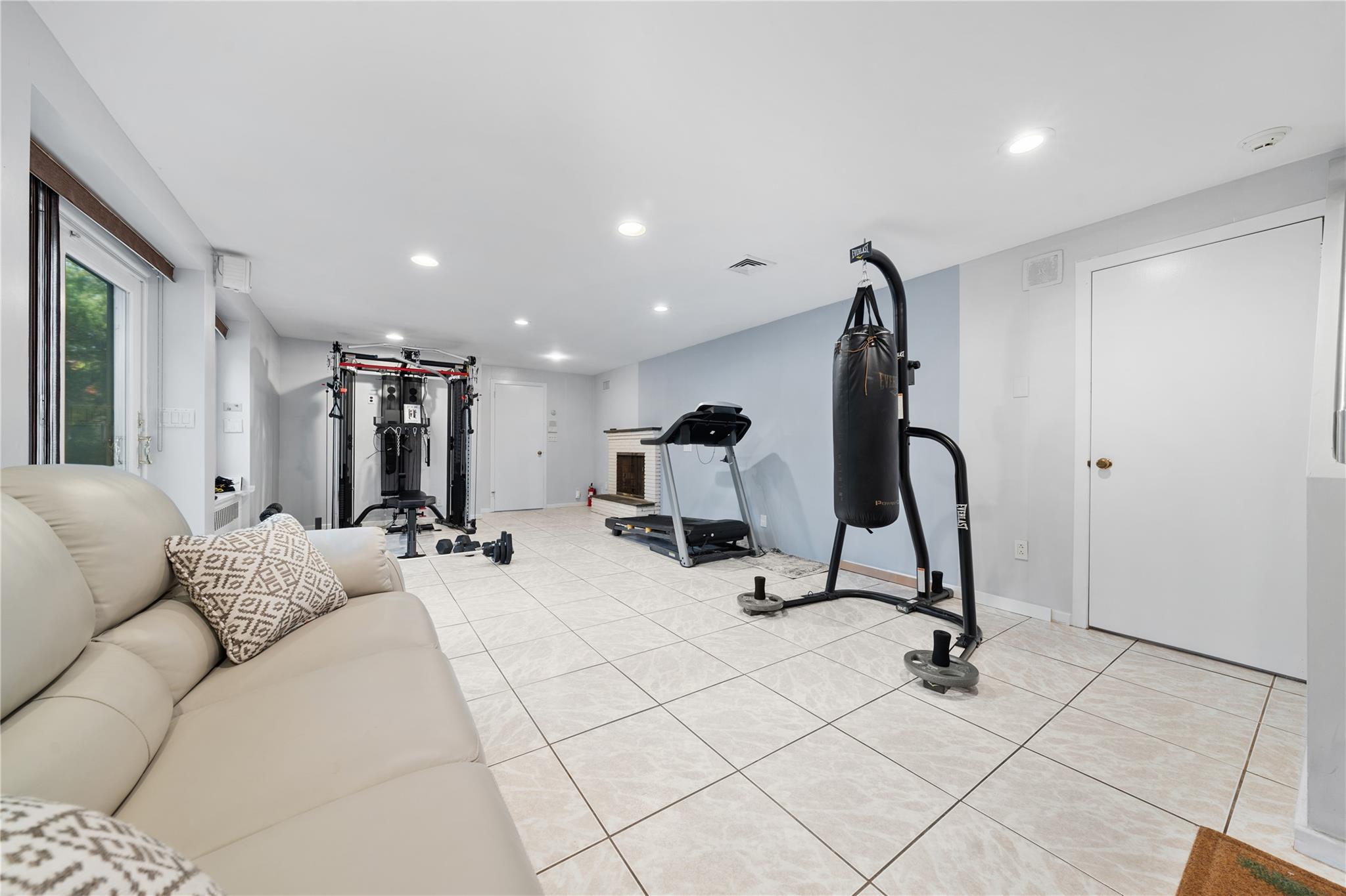 25 Belmont Drive, Roslyn Heights, New York image 23