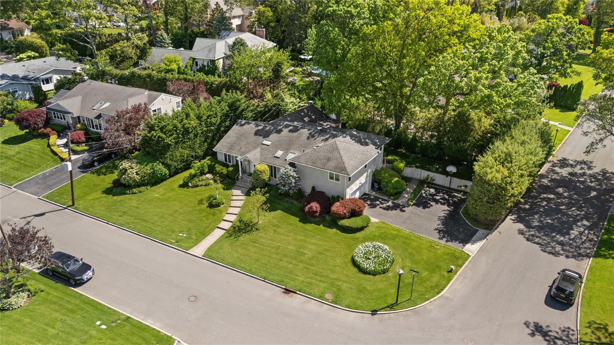 25 Belmont Drive, Roslyn Heights, New York image 30