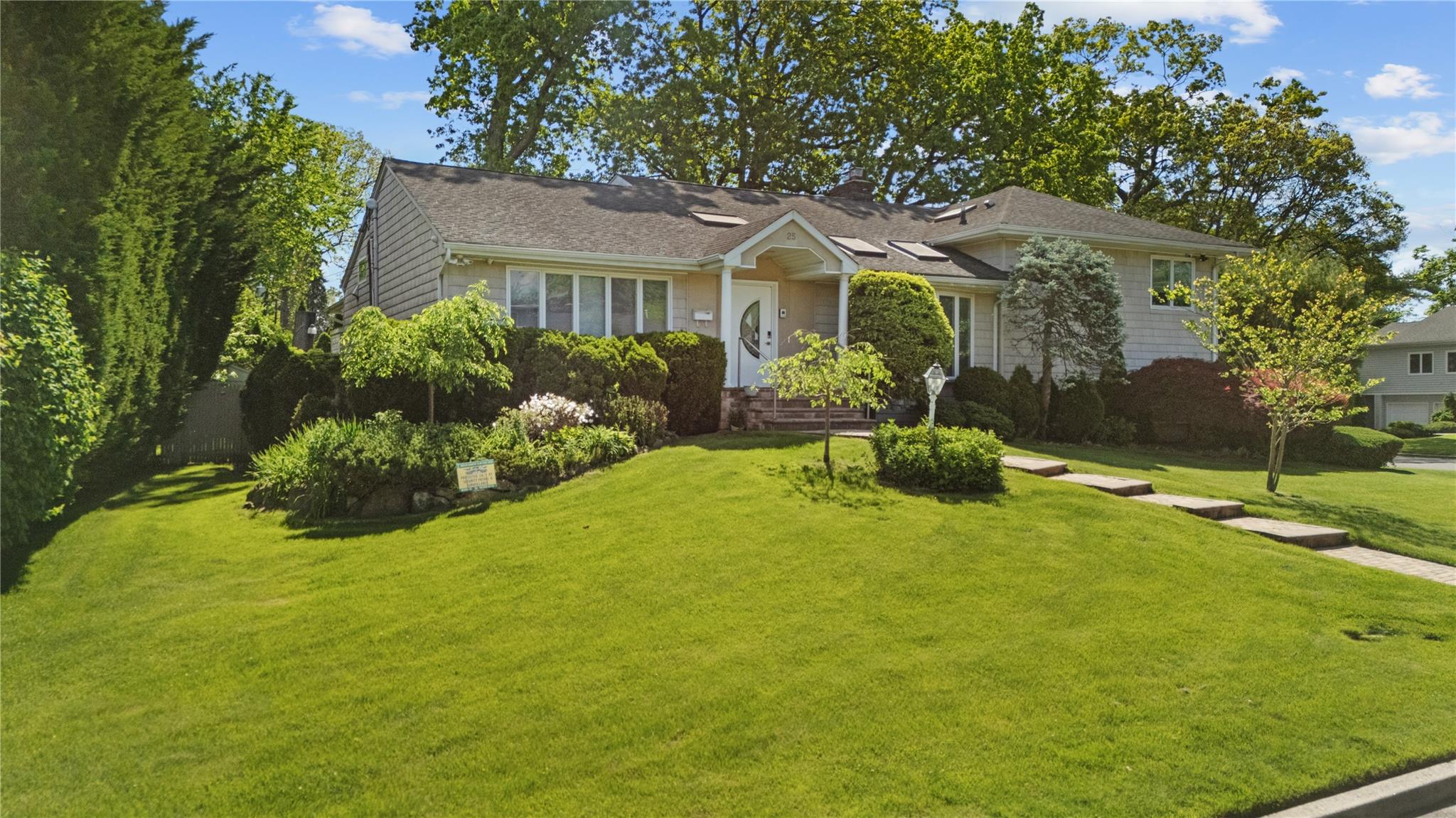 25 Belmont Drive W