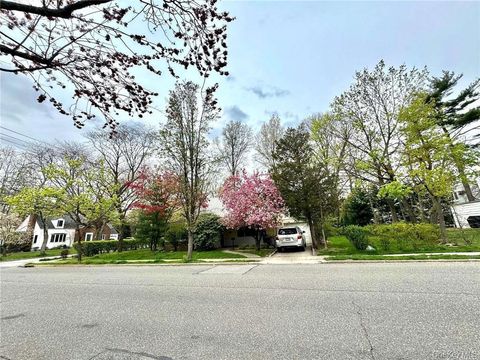 Condo For Sale - 107 Baker Hill Road<br/> Great Neck, NY 11023