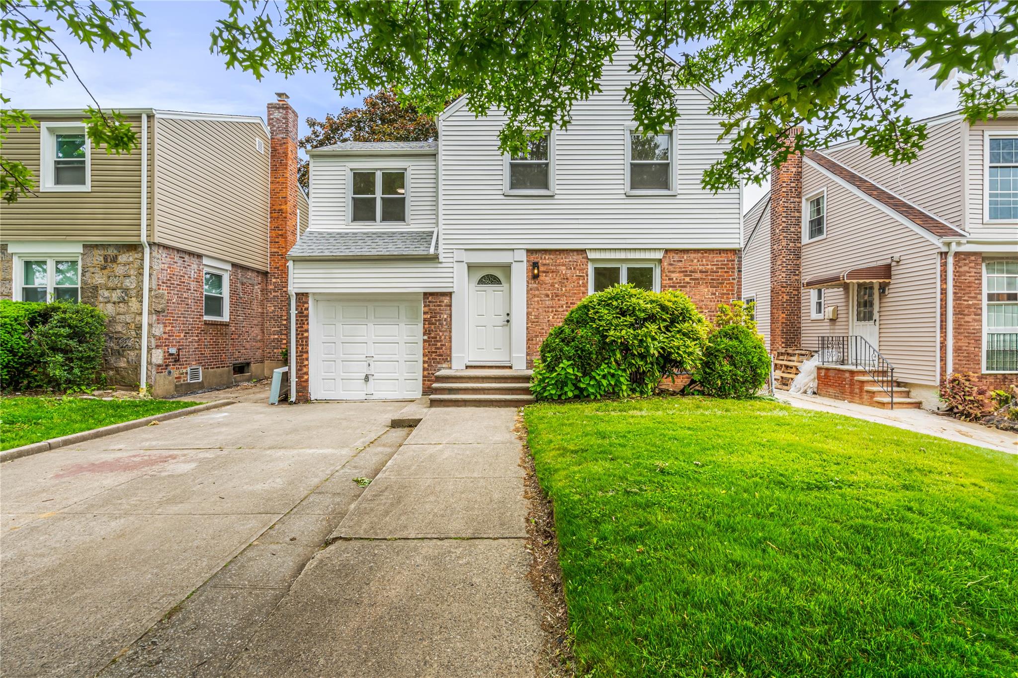 Francis Lewis Boulevard, Bayside, Queens, NY - 3 Bedrooms  
3 Bathrooms  
7 Rooms - 