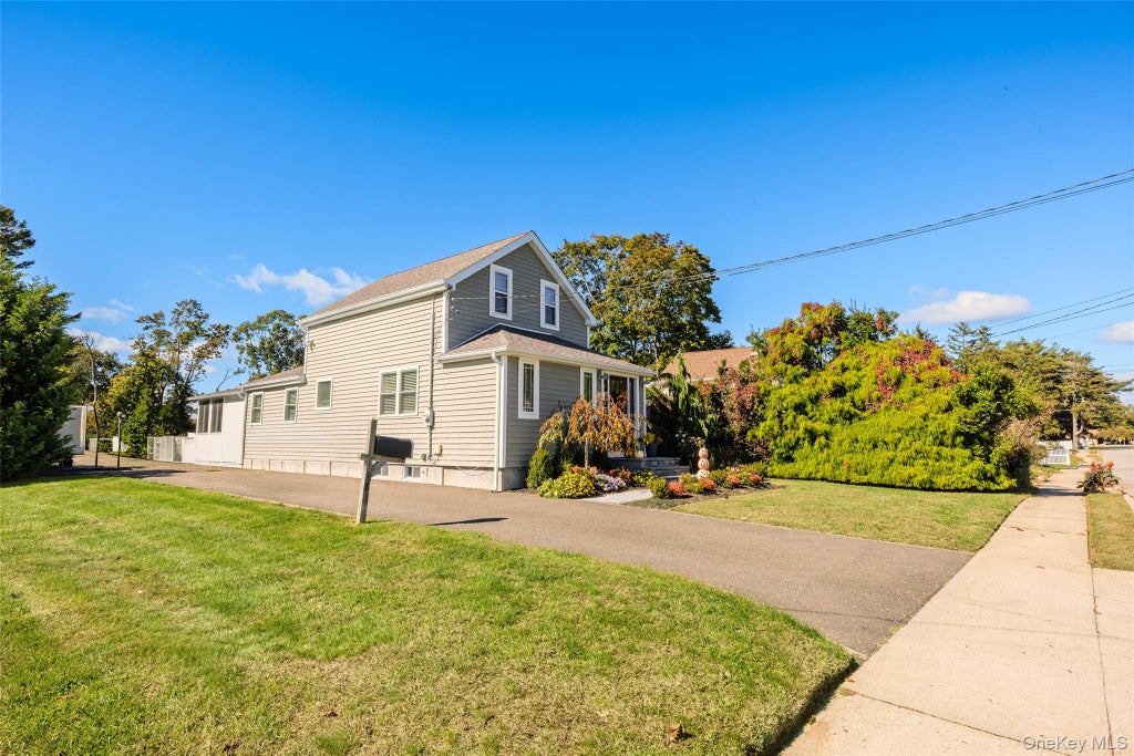 Photo of 388 Lincoln Avenue, Sayville, NY 11782 (MLS # 1064236)