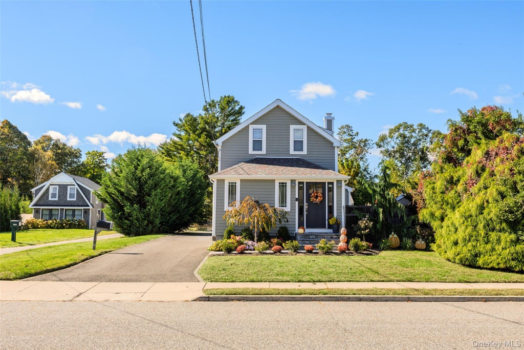 Photo of 388 Lincoln Avenue, Sayville, NY 11782 (MLS # 1064236)