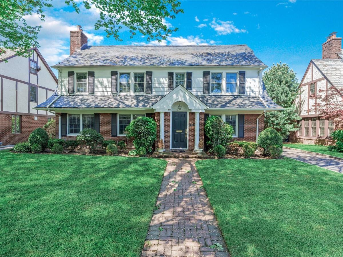 114 Wickham Road, Garden City, New York image 1