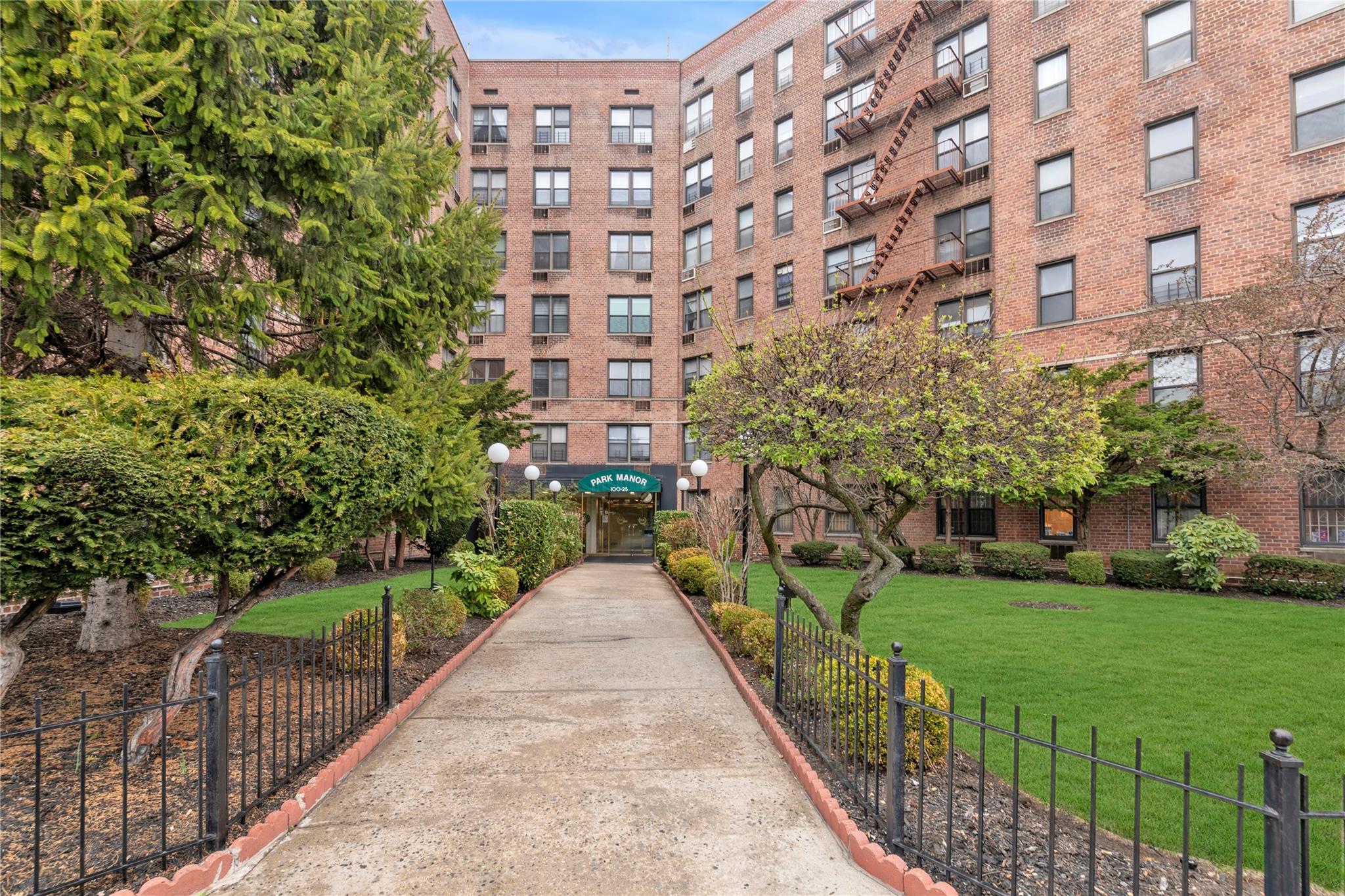 Property for Sale at Queens Boulevard 6E, Forest Hills, Queens, NY - Bedrooms: 2 
Bathrooms: 1 
Rooms: 5  - $699,000