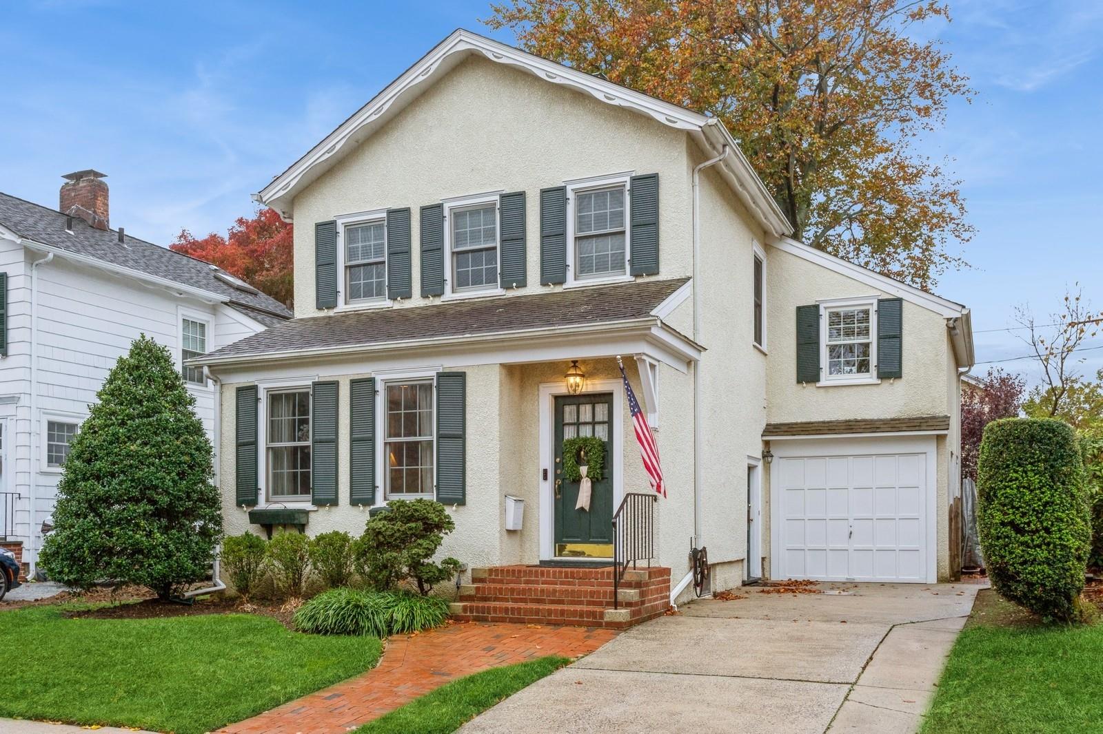 12 5th Place Pl, Garden City, New York image 2