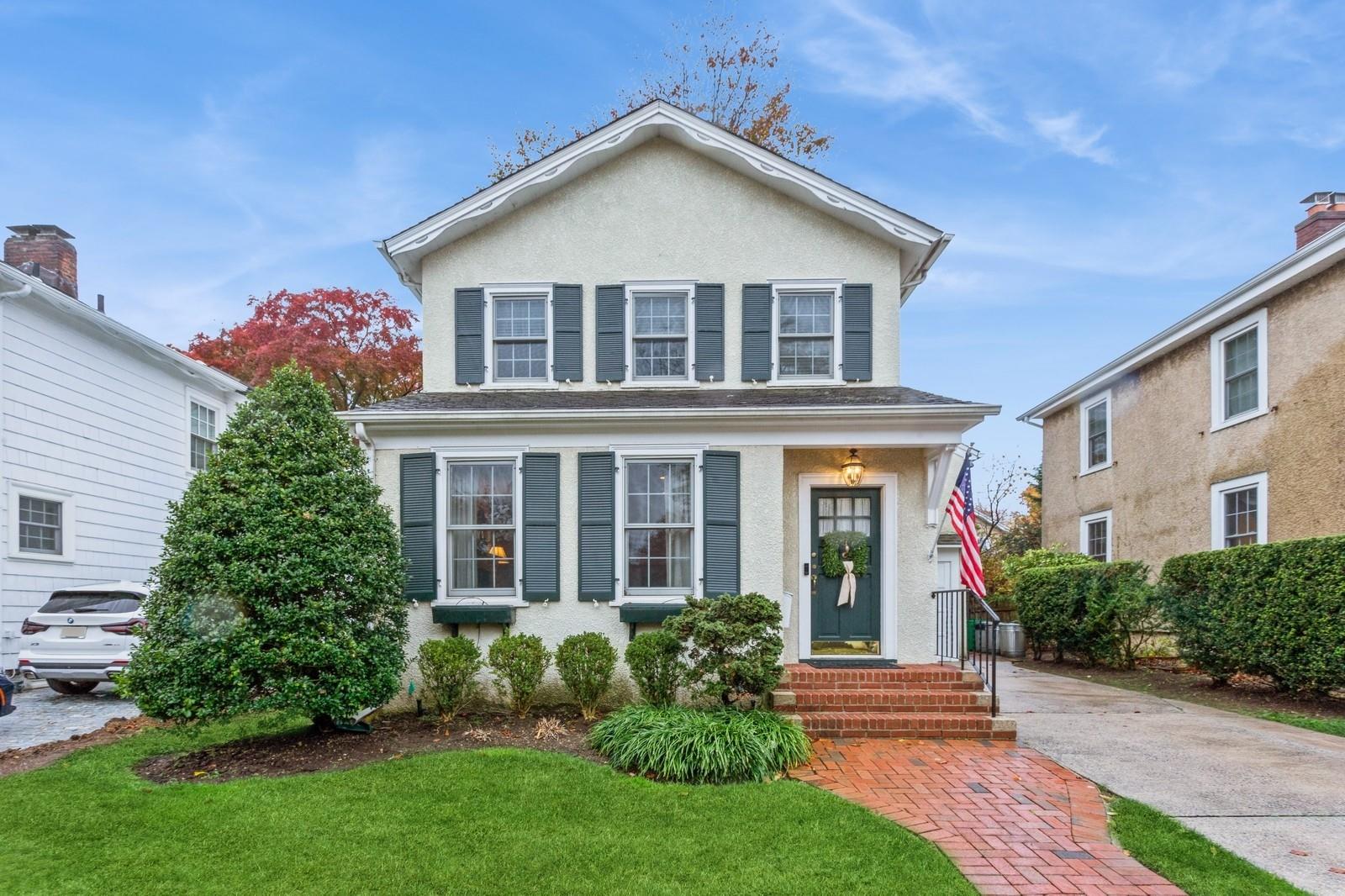 12 5th Place Pl, Garden City, New York image 1