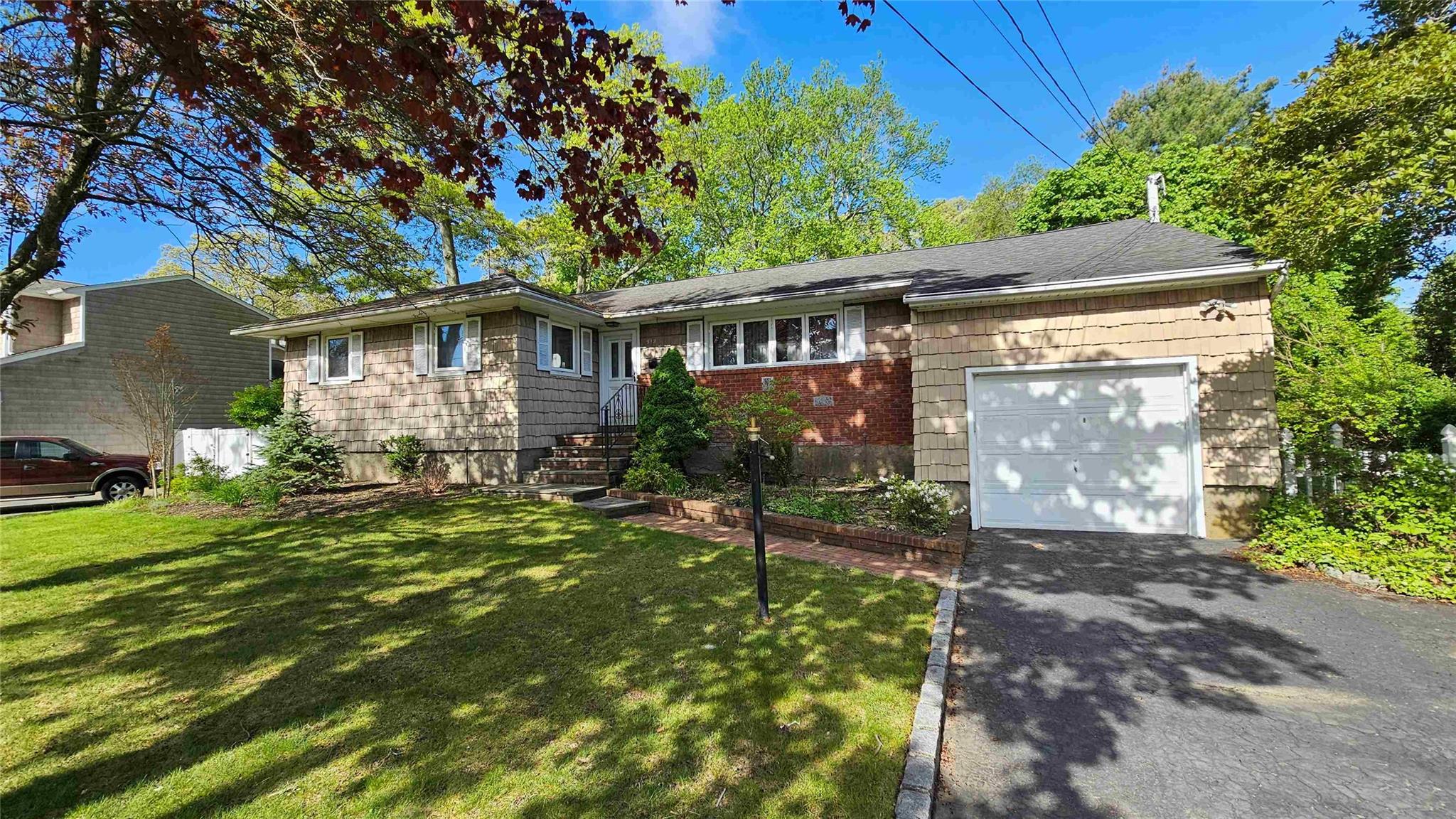 912 Hampshire Road, Bay Shore, New York image 1