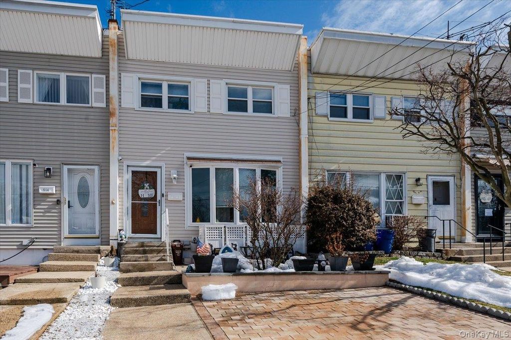 Photo of 512 Prentiss Avenue, Bronx, NY 10465 (MLS # 964464)