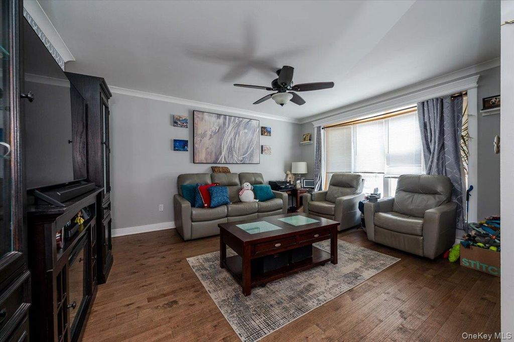 Photo of 512 Prentiss Avenue, Bronx, NY 10465 (MLS # 964464)