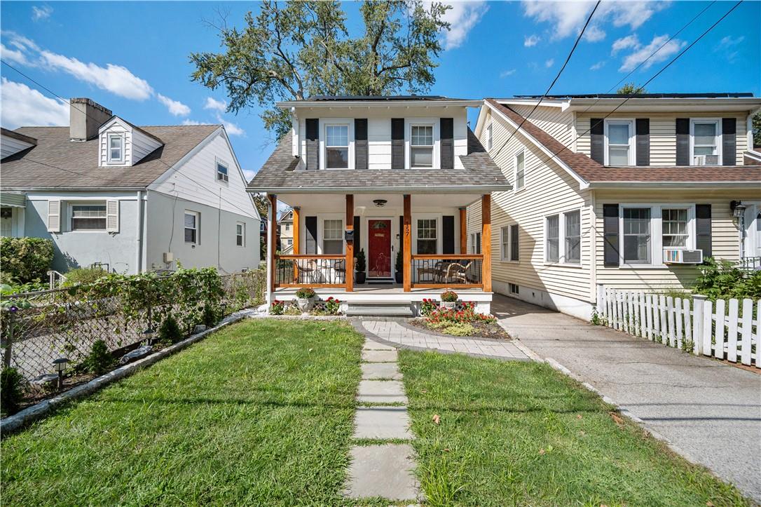 Columbia Avenue, Hartsdale, New York - 4 Bedrooms  
3 Bathrooms  
8 Rooms - 