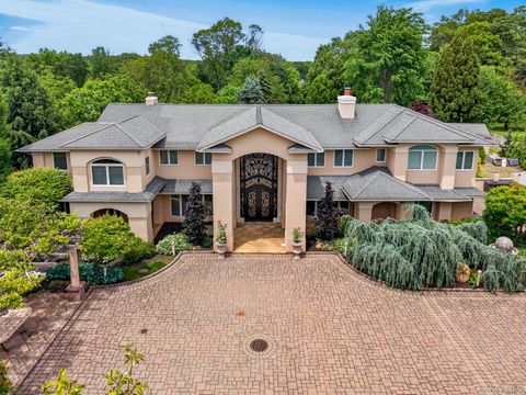 Homes For Sale - 5 Glen Hill Court<br/> Dix Hills, NY 11746