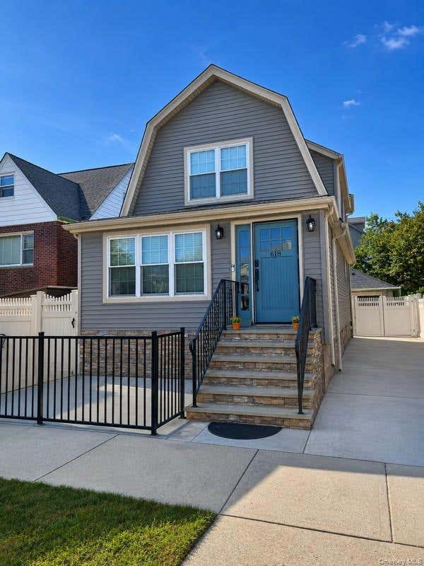Photo of 618 E Walnut Street, Long Beach, NY 11561 (MLS # 1023417)