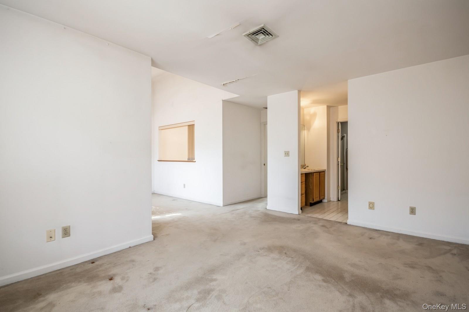 Hyde Park, New York 12538, United States, 2 Bedrooms Bedrooms, ,3 BathroomsBathrooms,Residential,Active,195318