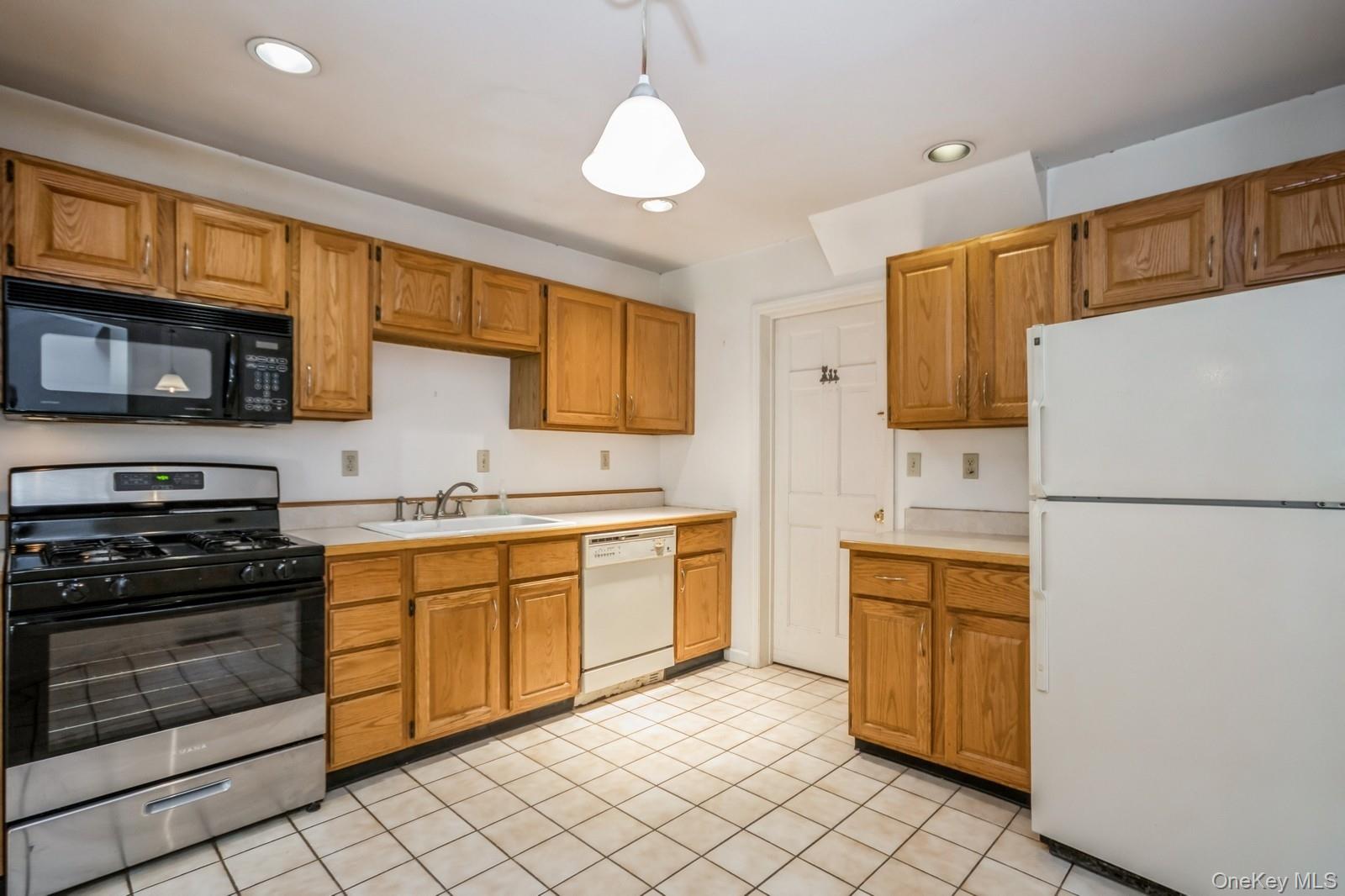 Hyde Park, New York 12538, United States, 2 Bedrooms Bedrooms, ,3 BathroomsBathrooms,Residential,Active,195318