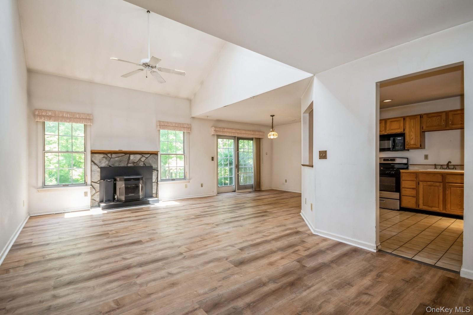 Hyde Park, New York 12538, United States, 2 Bedrooms Bedrooms, ,3 BathroomsBathrooms,Residential,Active,195318