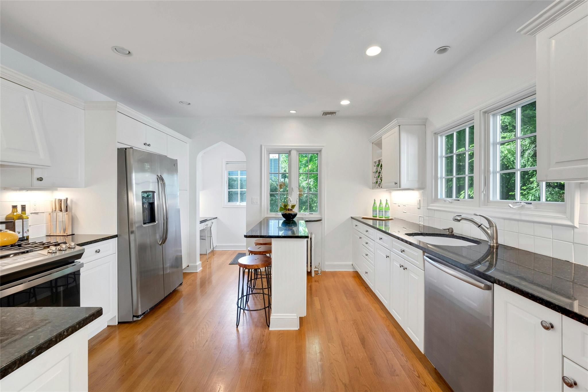 10 Maple Hill Drive, Larchmont, New York image 13