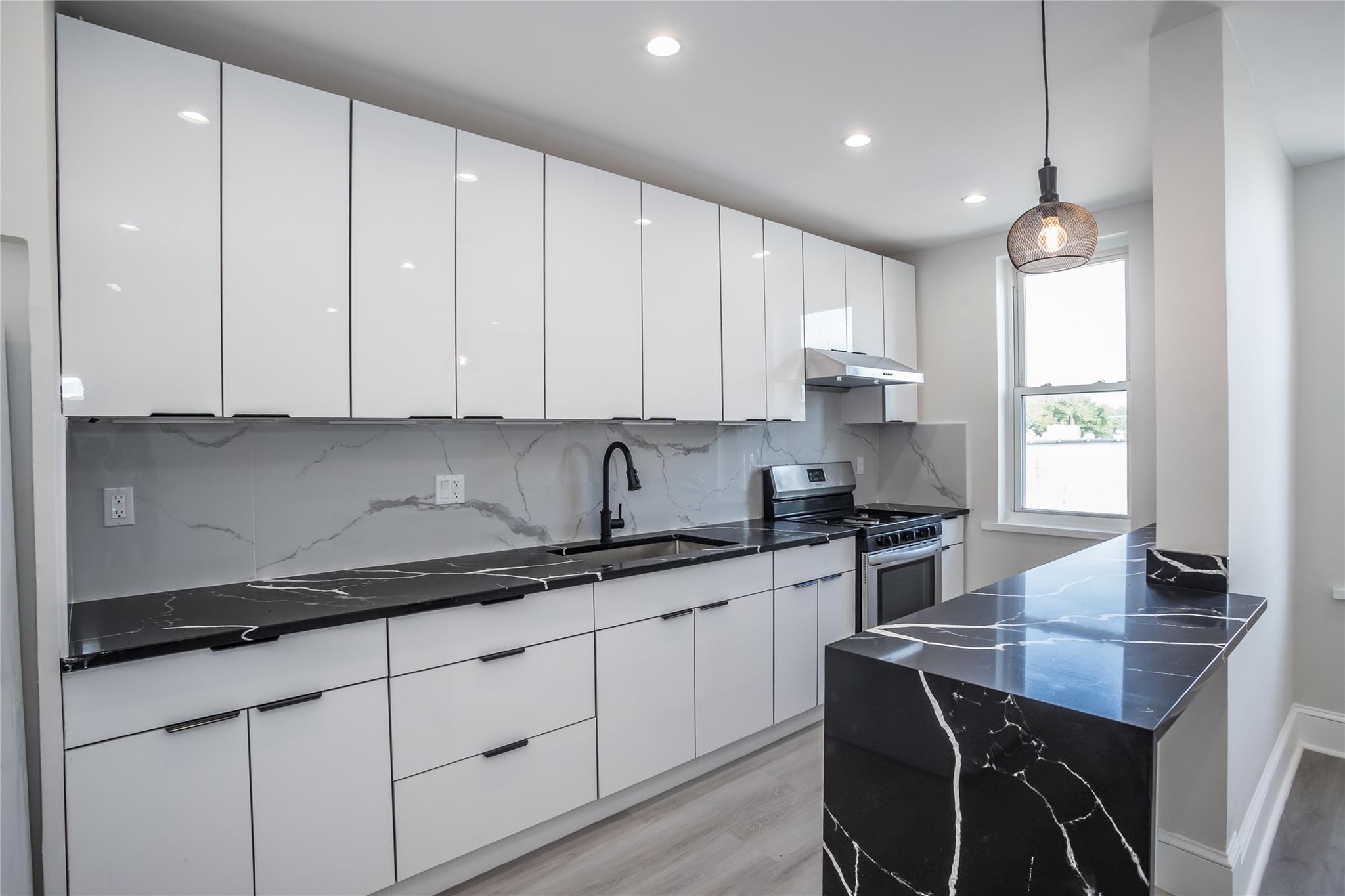 Myrtle Avenue 3F, Glendale, Queens, NY - 3 Bedrooms  
1 Bathrooms  
6 Rooms - 