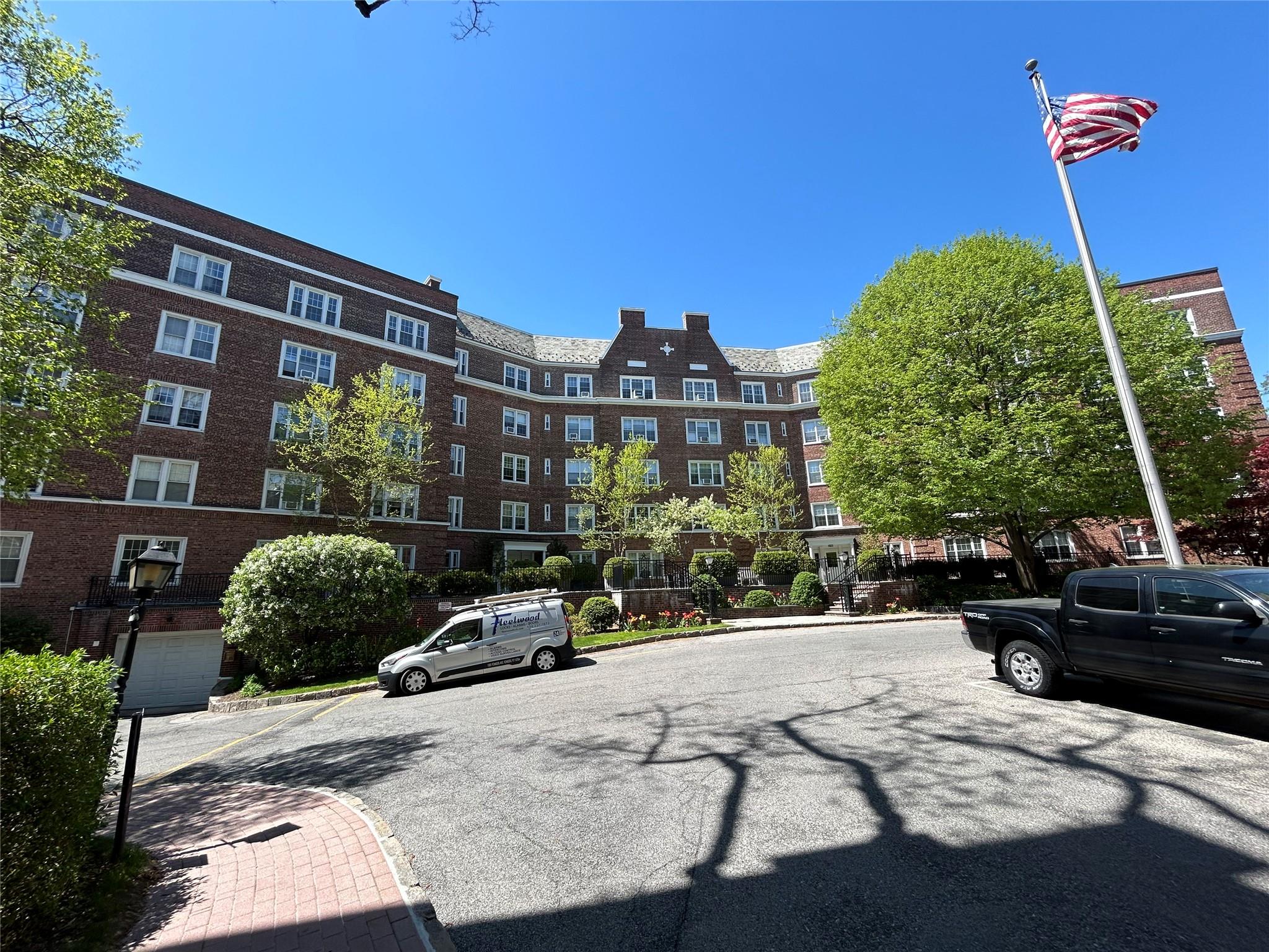 6 Midland Gardens Gdns #5A, Bronxville, New York image 1