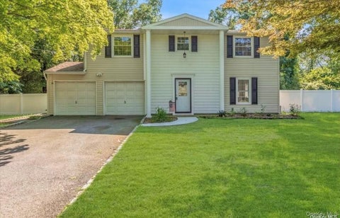 Homes For Rent - 6 Autumn Drive<br/> Suffolk County, Mount Sinai, NY 11766