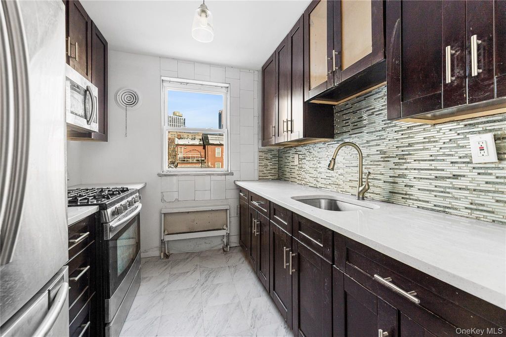 Photo of 156 Centre Avenue #2G, New Rochelle, NY 10805 (MLS # 956417)