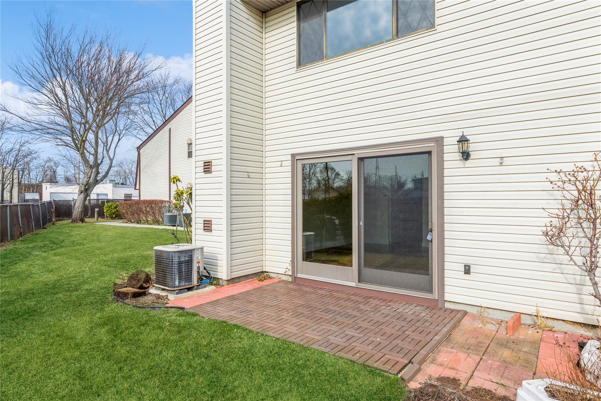 58 Cambridge Drive, Copiague, New York image 27