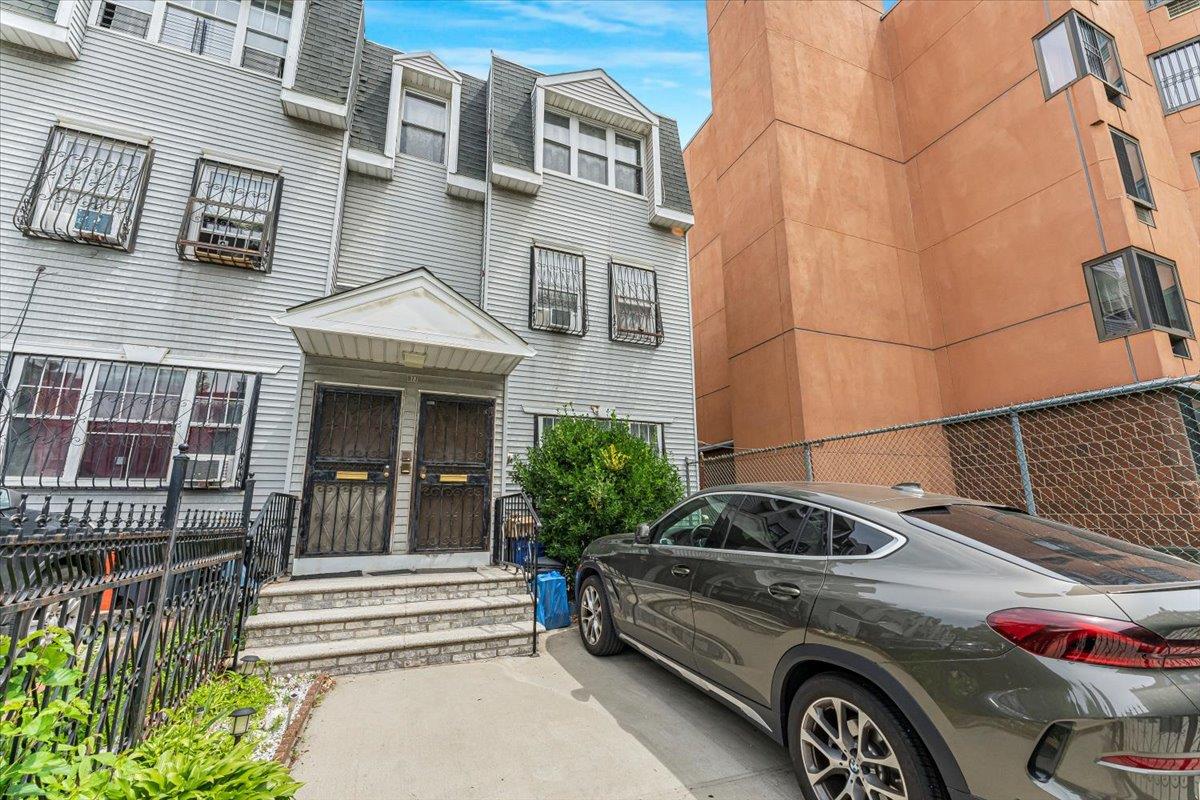 E 179th Street, Bronx, New York - 5 Bedrooms  
3 Bathrooms - 