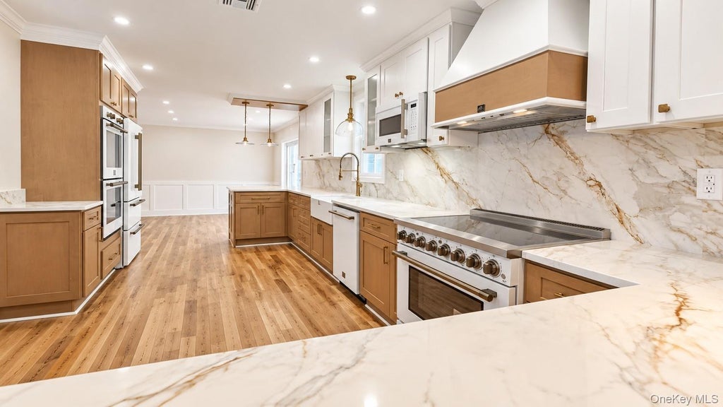 Photo of 7 Shoreham Drive W, Dix Hills, NY 11746 (MLS # 1063378)