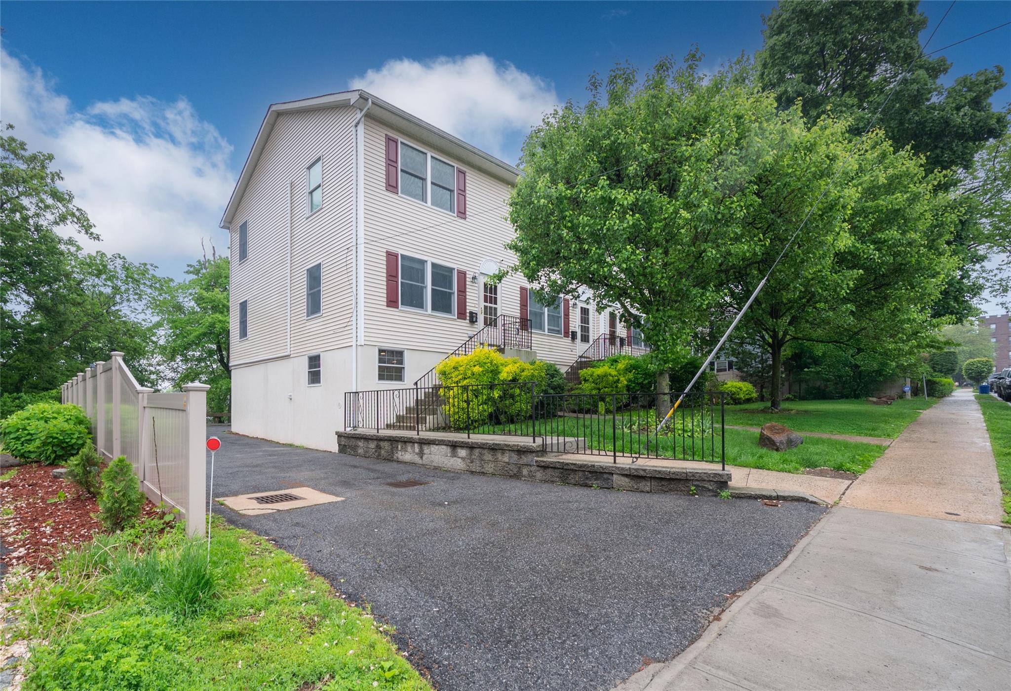 Remington Place 1, New Rochelle, New York - 2 Bedrooms  
2 Bathrooms  
5 Rooms - 