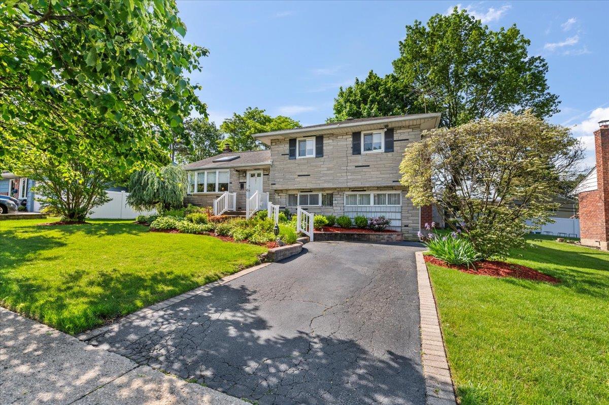 11 Halcourt Drive, Plainview, New York image 1
