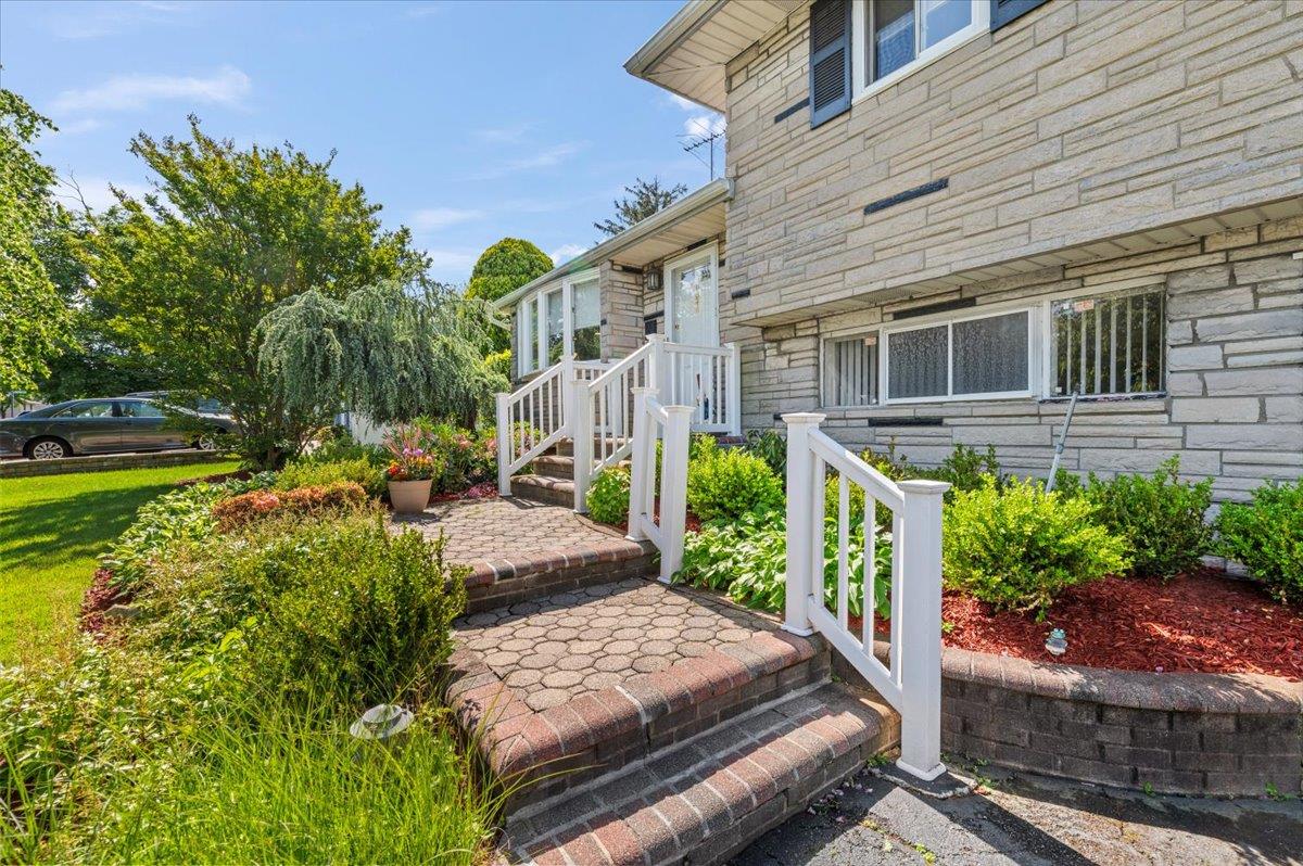 11 Halcourt Drive, Plainview, New York image 2