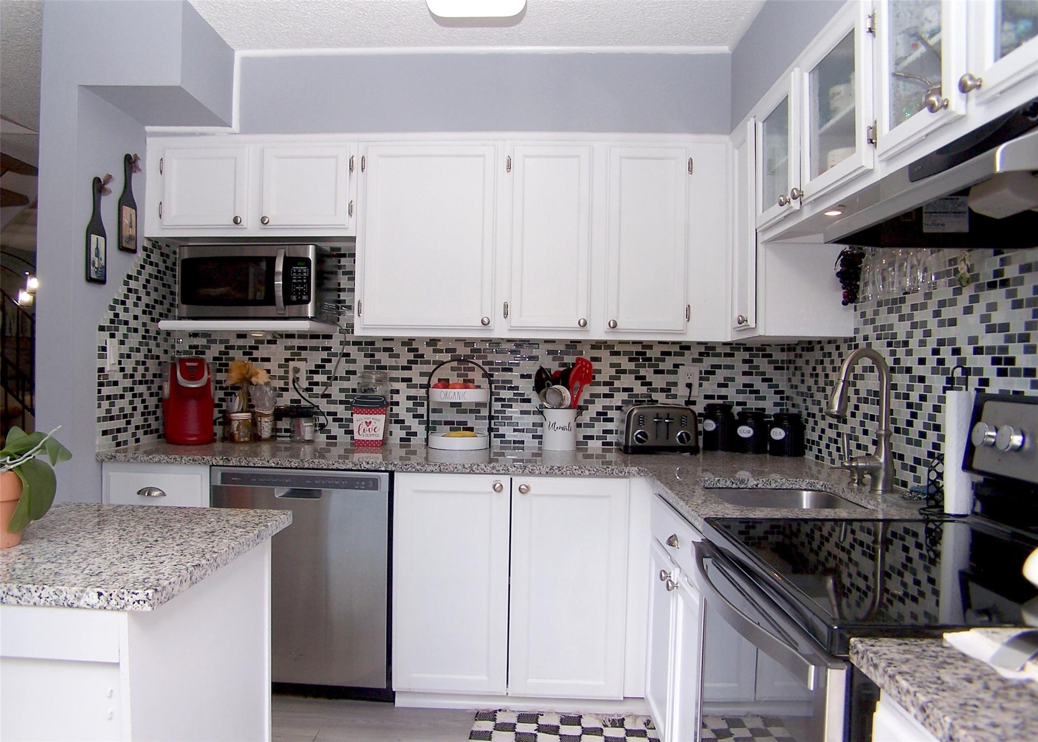 17 Amesworth Court, Middle Island, New York image 4