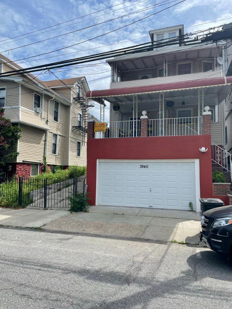 Rental Property at Hill Avenue 2, Bronx, New York - Bedrooms: 3 
Bathrooms: 1 
Rooms: 5  - $3,500 MO.