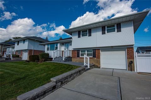 Photo of 49 Spector Lane, Plainview, NY 11803 (MLS # 927561) Photo of 49 Spector Lane, Plainview, NY 11803 (MLS # 927561)