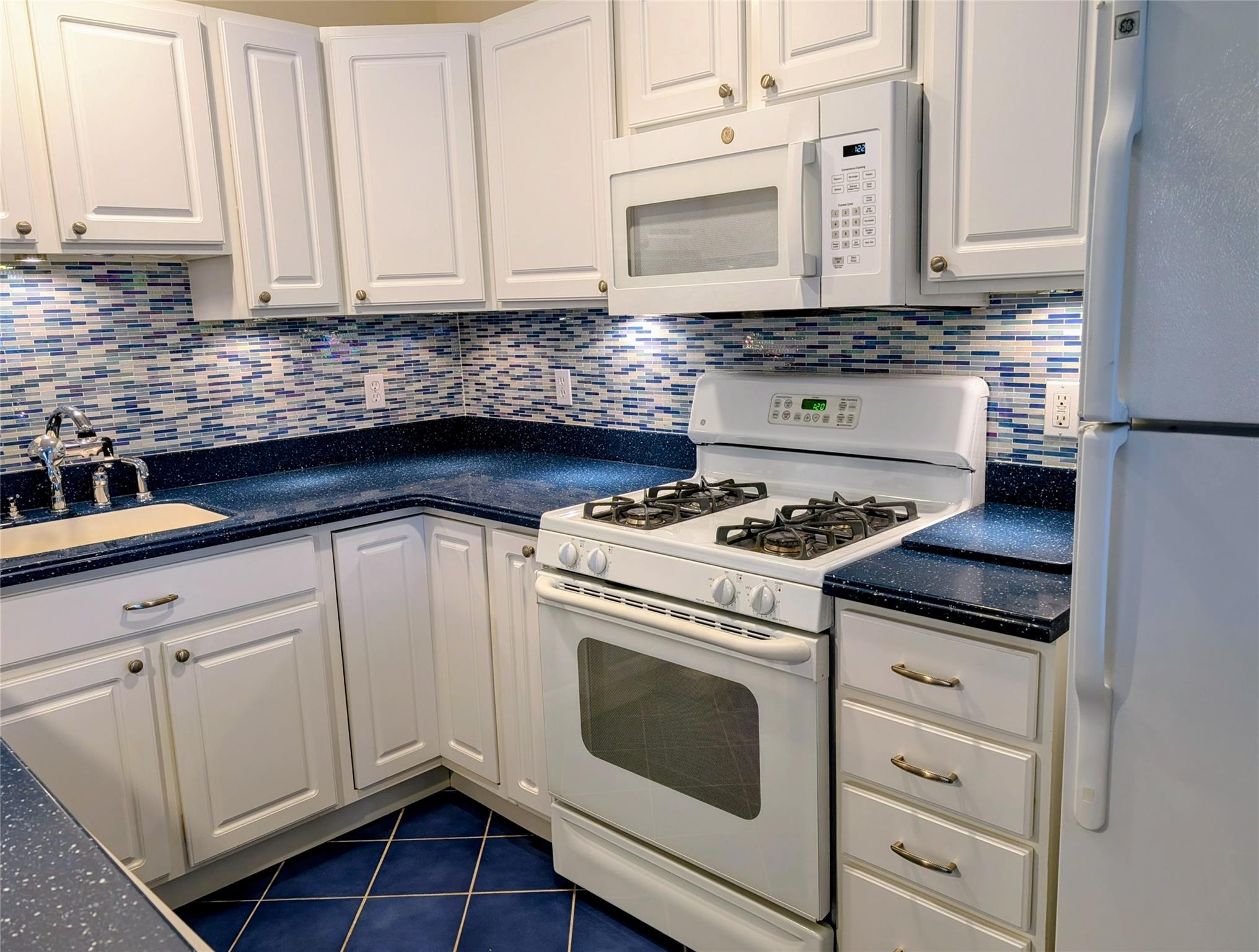 118 Morley Circle, Melville, New York image 4