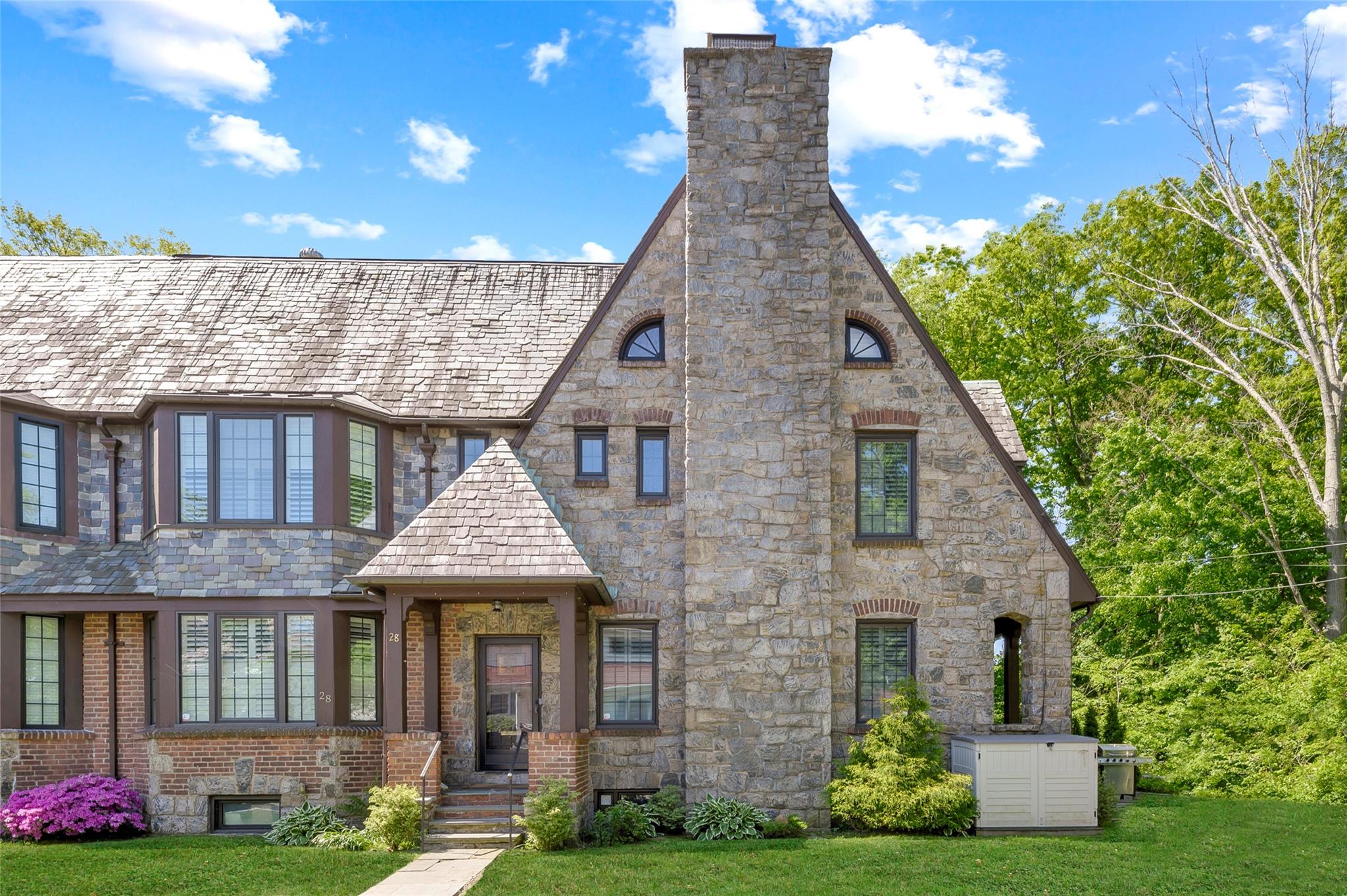Rental Property at Manning Circle, Pelham, New York - Bedrooms: 5 
Bathrooms: 4 
Rooms: 10  - $6,500 MO.