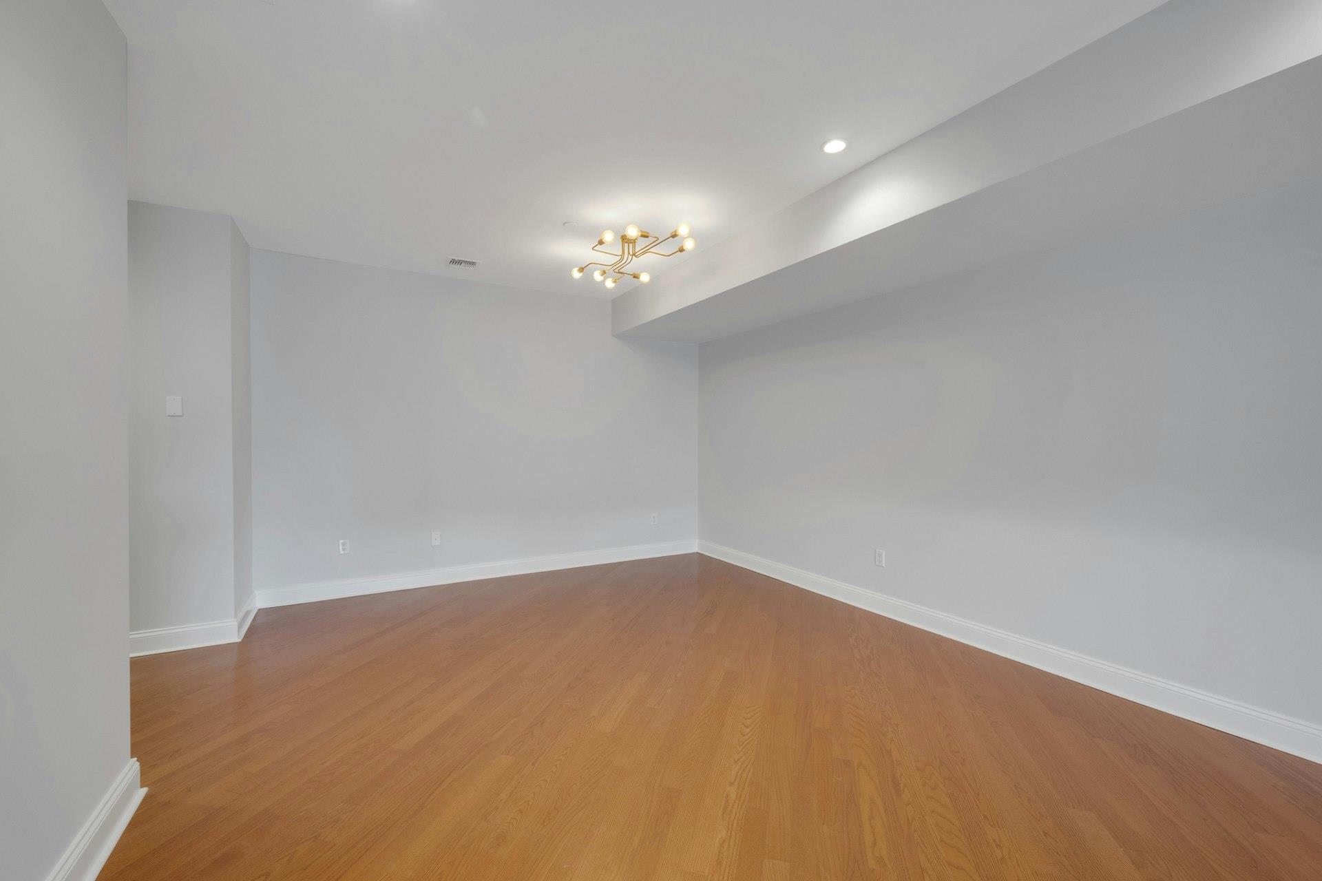 White Plains, New York 10606, United States, 2 Bedrooms Bedrooms, ,2 BathroomsBathrooms,Residential,Active,176580