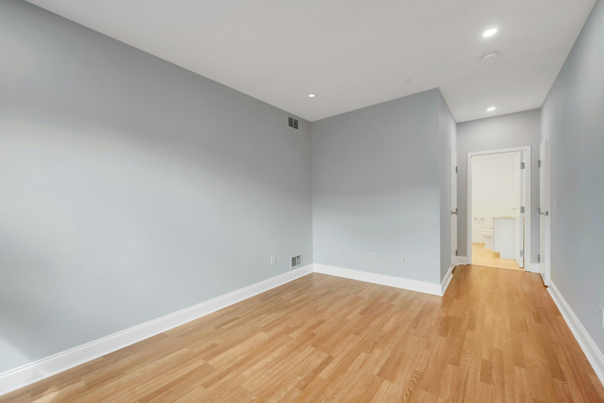 White Plains, New York 10606, United States, 2 Bedrooms Bedrooms, ,2 BathroomsBathrooms,Residential,Active,176580