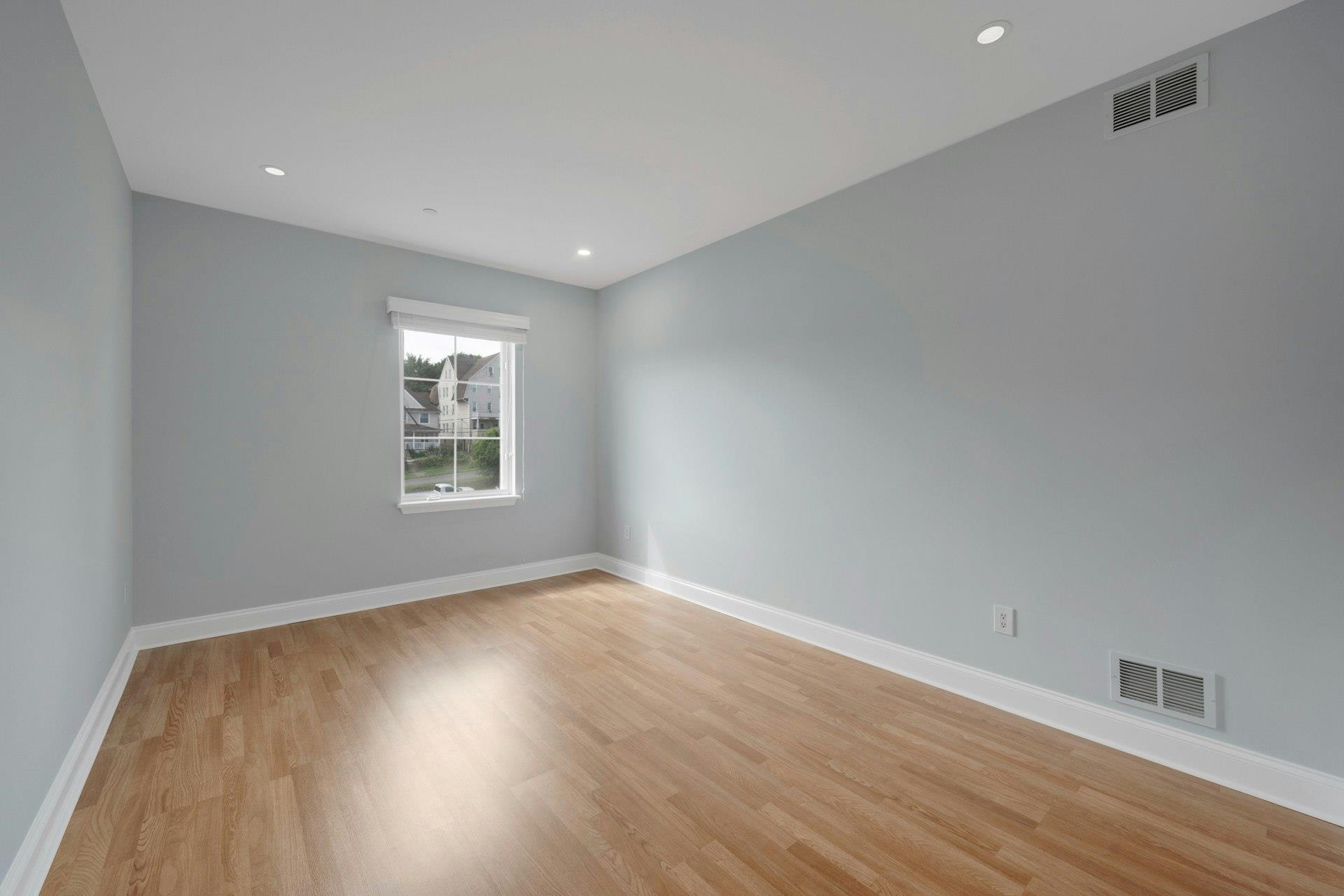 White Plains, New York 10606, United States, 2 Bedrooms Bedrooms, ,2 BathroomsBathrooms,Residential,Active,176580