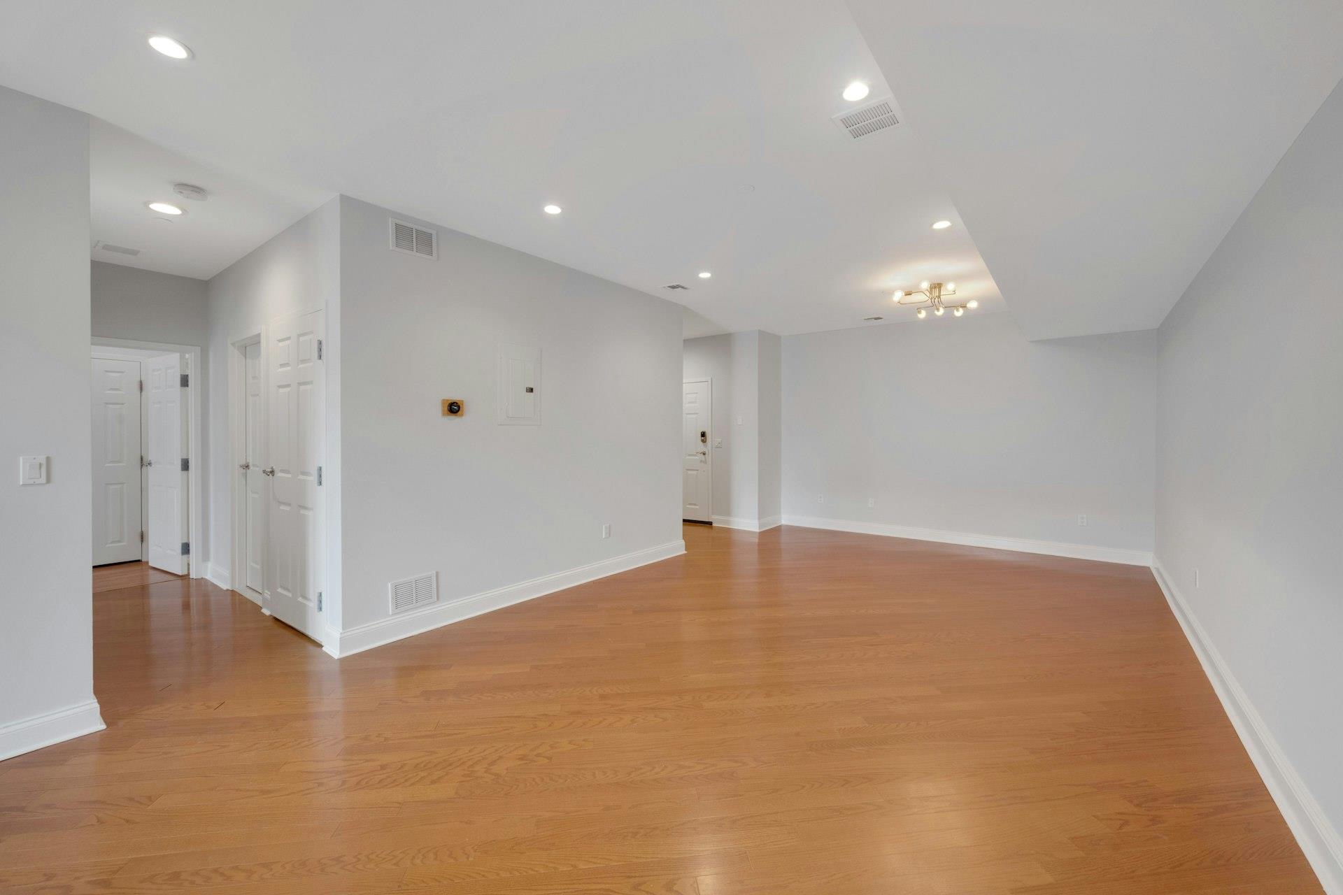 White Plains, New York 10606, United States, 2 Bedrooms Bedrooms, ,2 BathroomsBathrooms,Residential,Active,176580