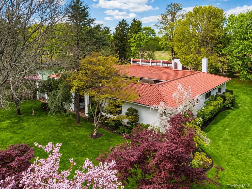 Photo of 8 Plaka Court, Old Brookville, NY 11545 (MLS # 986625)