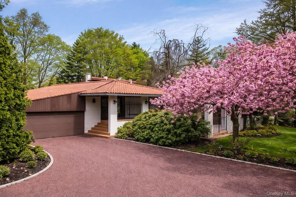 Photo of 8 Plaka Court, Old Brookville, NY 11545 (MLS # 986625)