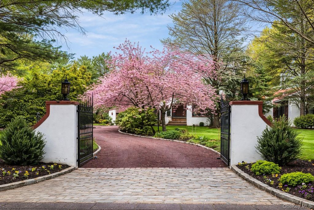 Photo of 8 Plaka Court, Old Brookville, NY 11545 (MLS # 986625)