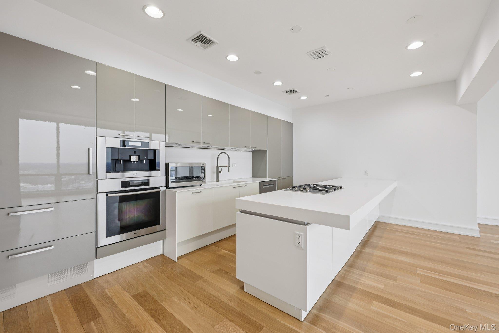 1 Renaissance Square PH40C