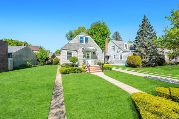 8726 249TH ST, BELLEROSE, NY 11426 - Image 7cd17cee960cf411d86dac7c886eaee2/528356641