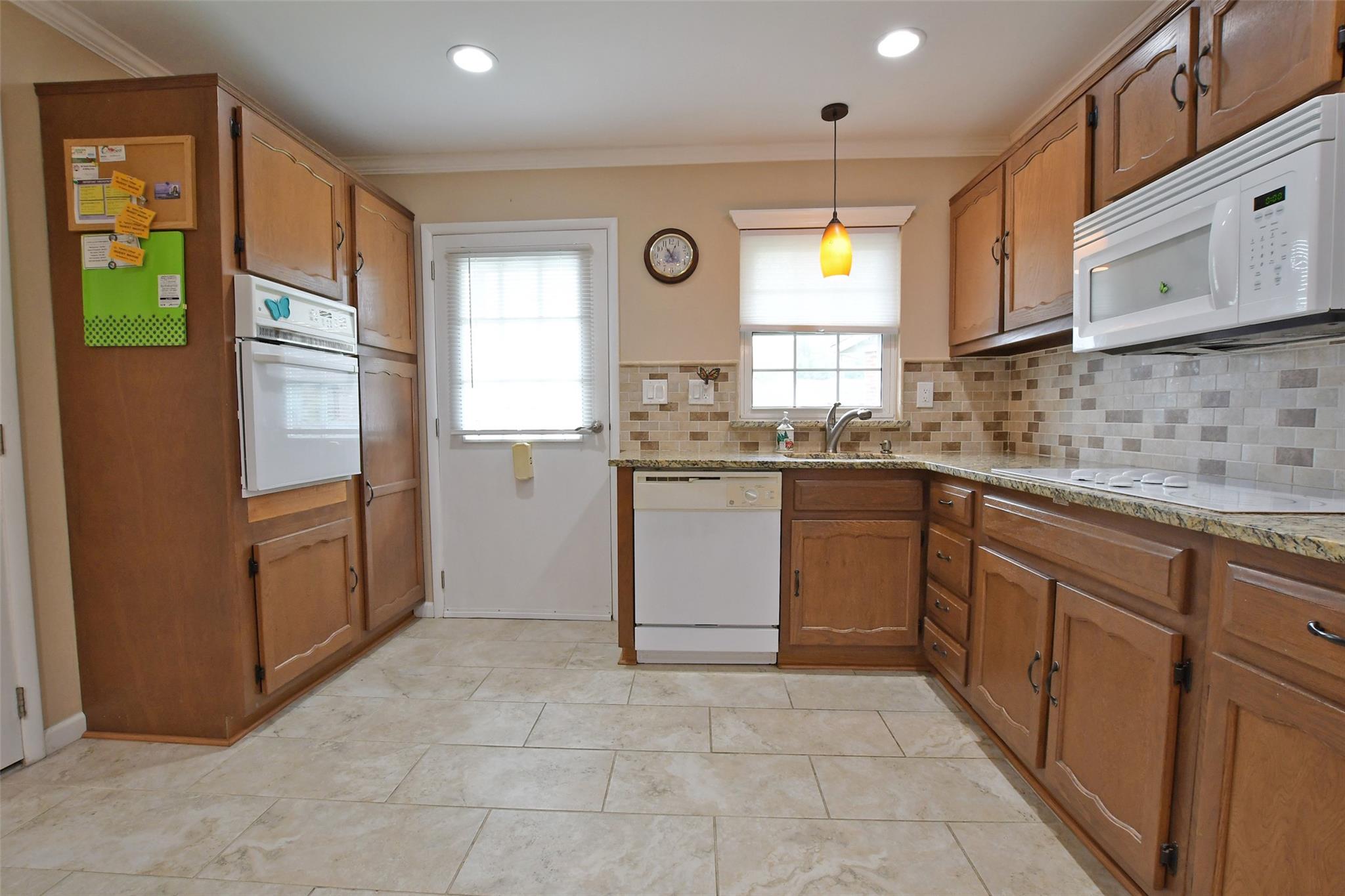 69 Enfield Court #B, Ridge, New York image 7