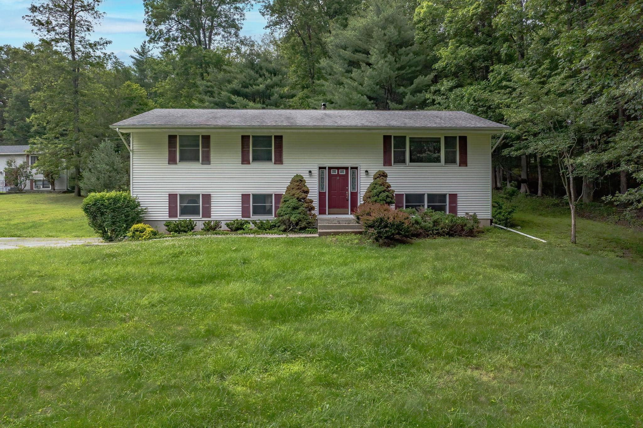 Burlingham Road, Bloomingburg, New York - 3 Bedrooms  
3 Bathrooms  
10 Rooms - 
