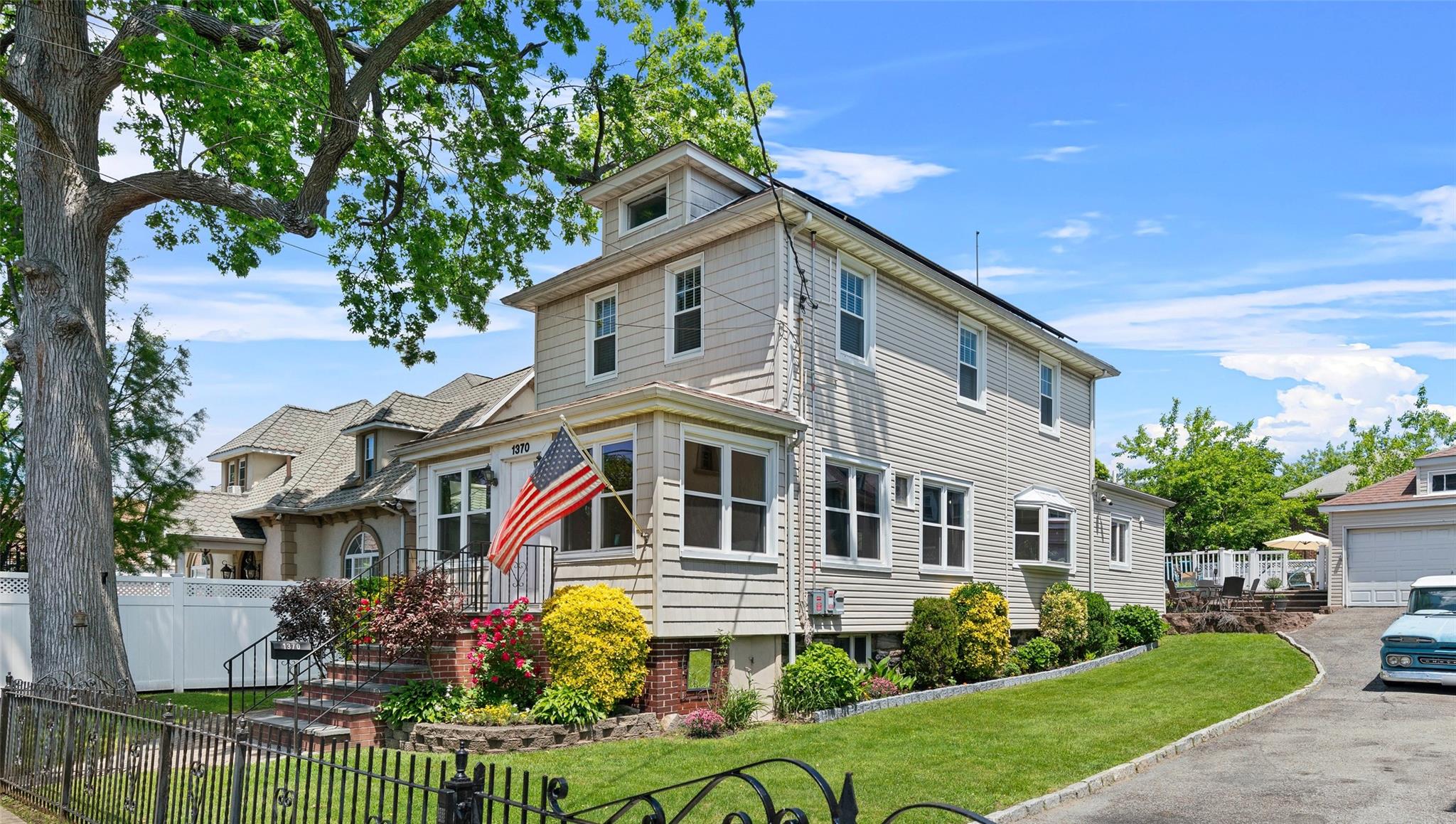 Kearney Avenue, Bronx, New York - 3 Bedrooms  
2 Bathrooms  
7 Rooms - 