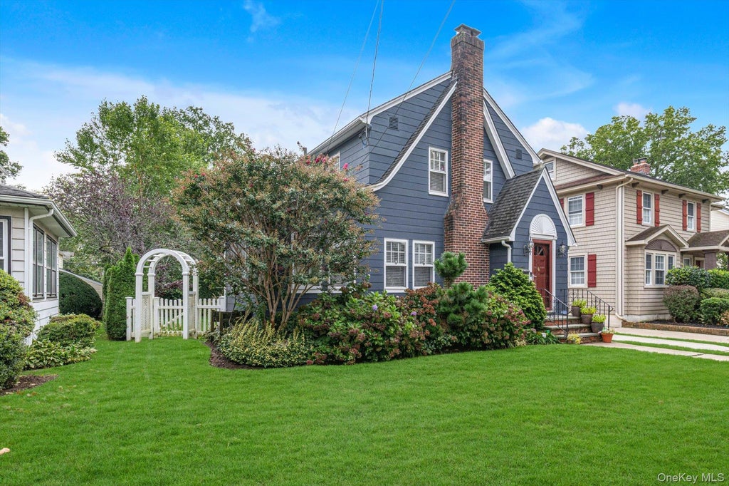 Photo of 91 Geranium Avenue, Floral Park, NY 11001 (MLS # 1056059)